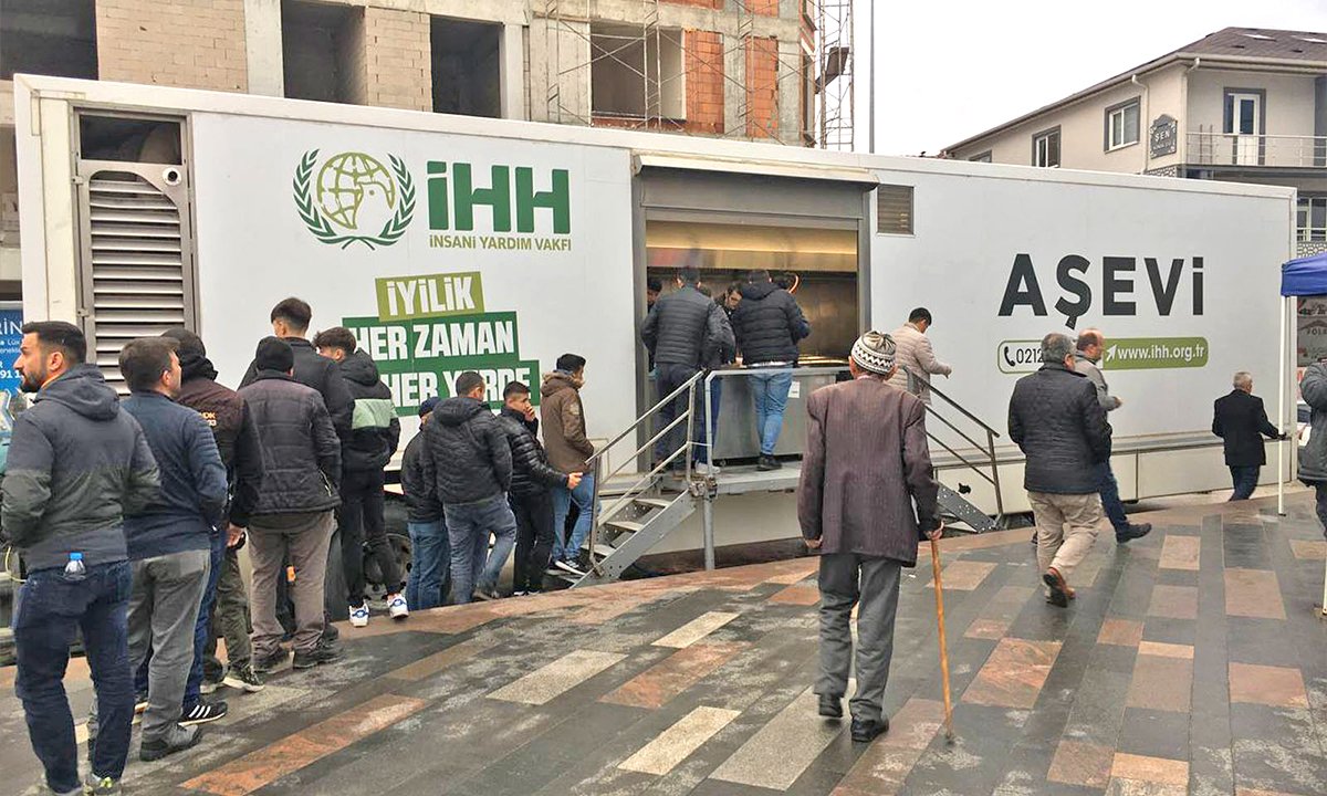 Depremin yaralarının sarılmasında ön saftaydılar: Gerçek kahramanlar