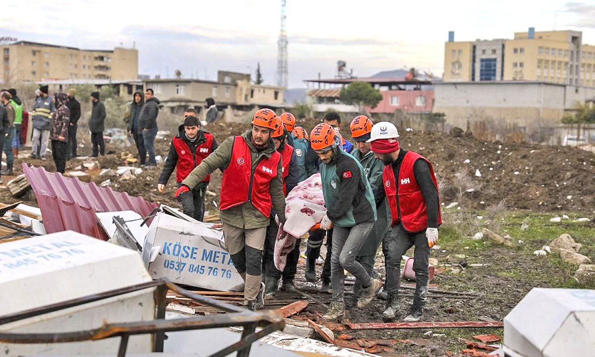 Depremin yaralarının sarılmasında ön saftaydılar: Gerçek kahramanlar