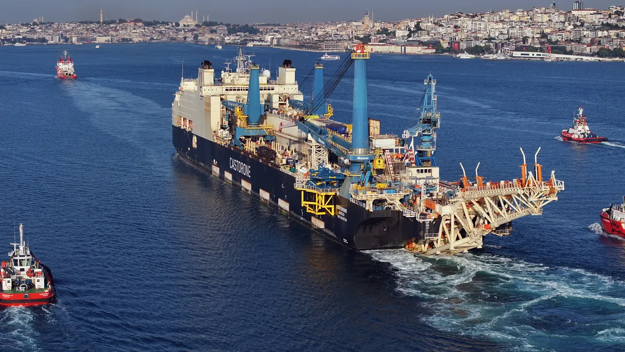 Dev doğal gaz boru hattı döşeme gemisi İstanbul Boğazı'ndan geçti