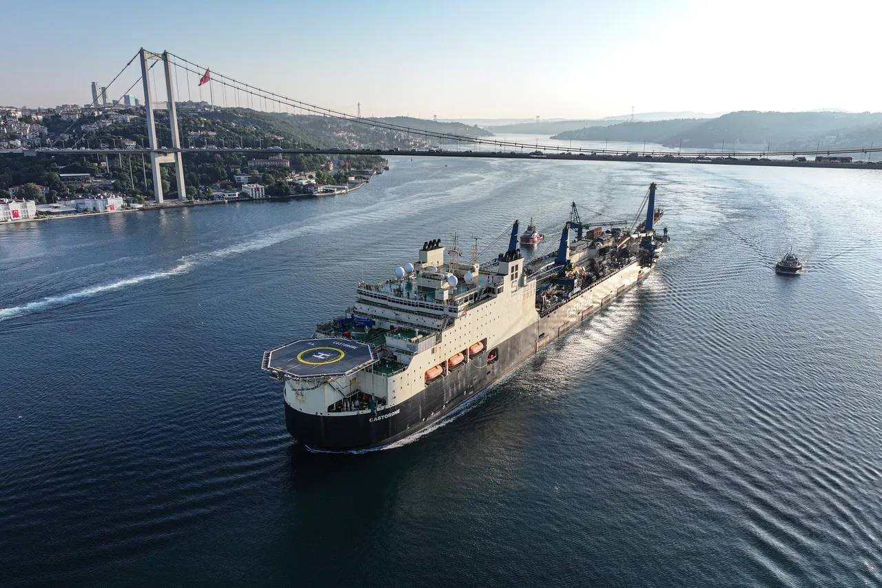 Dev doğal gaz boru hattı döşeme gemisi İstanbul Boğazı'ndan geçti