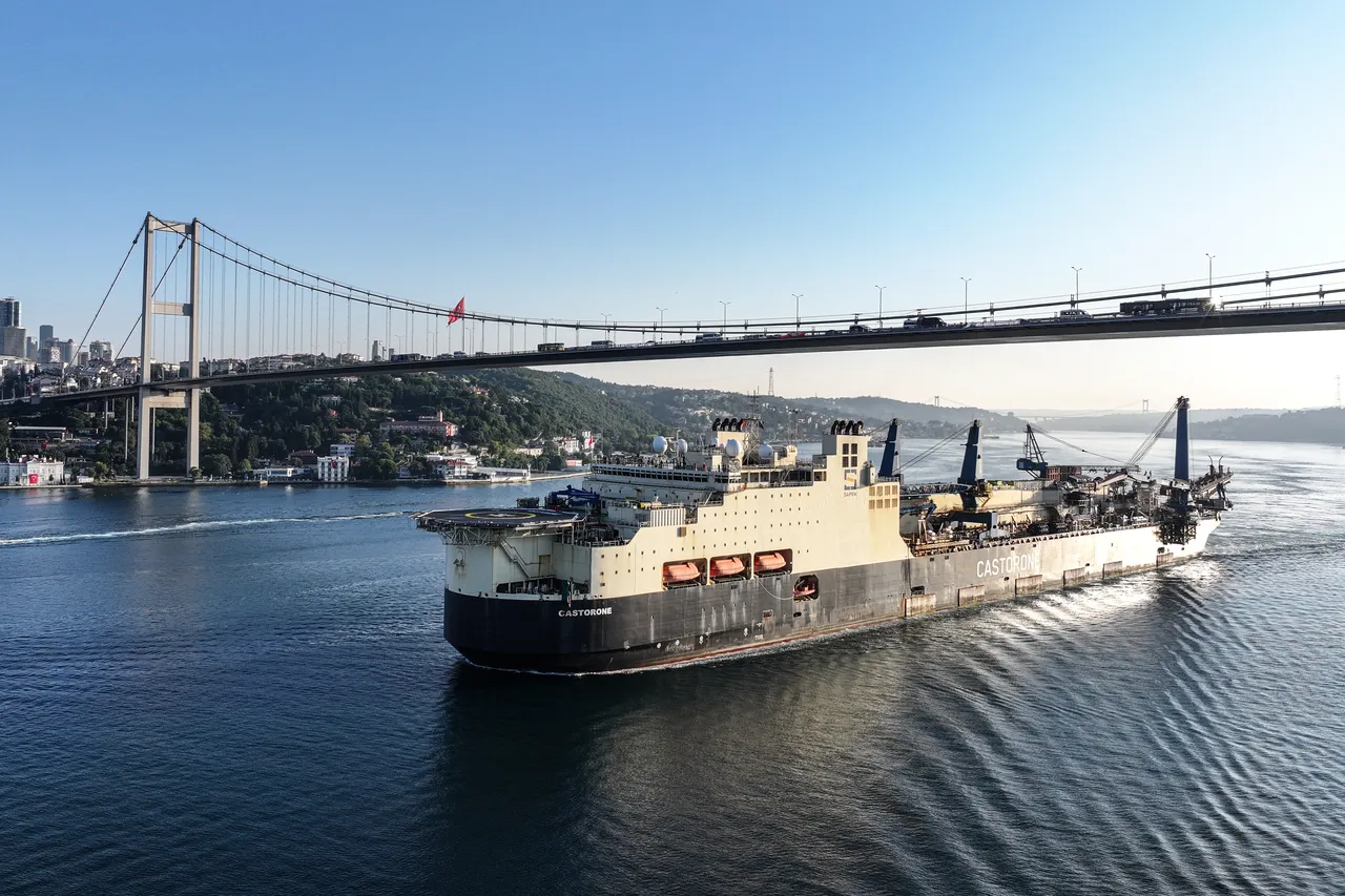 Dev doğal gaz boru hattı döşeme gemisi İstanbul Boğazı'ndan geçti