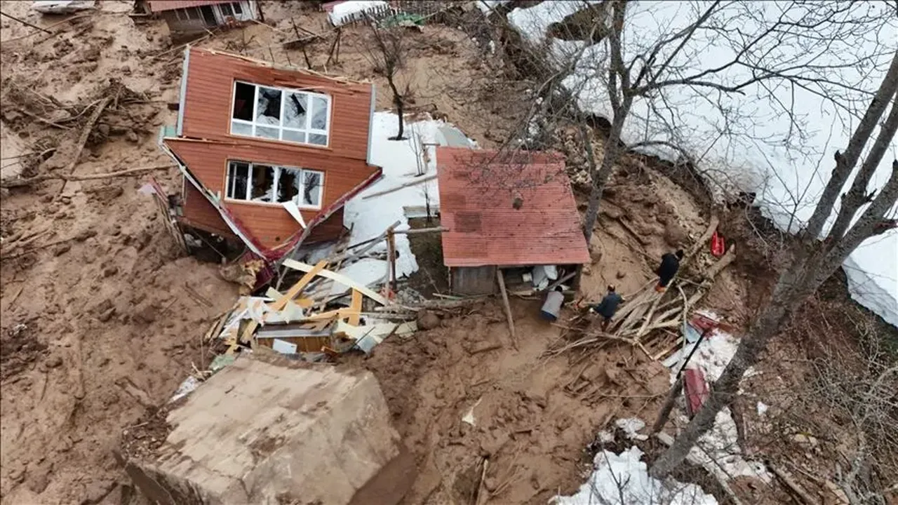 Heyelan riski var! Osman Bektaş 2 ili işaret ederek uyardı: Sadece duvarı değil, yamacı da hesaplayın