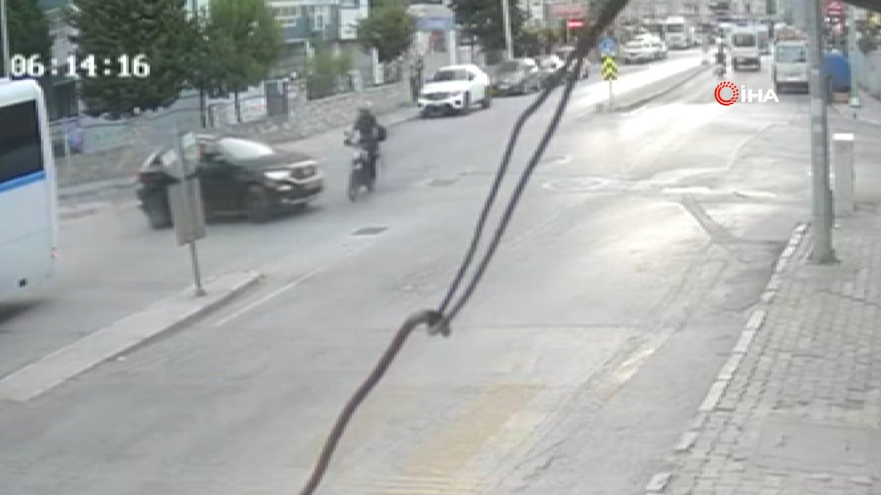 İzmir'de vicdansız sürücü! Motosiklete çarpıp kaçtığı anlar kamerada