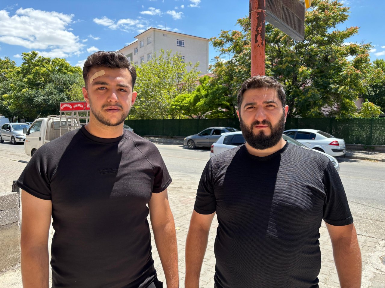 Kibarca uyarının karşılığı tekme tokat saldırı oldu: Seni burada barındırmayacağız!