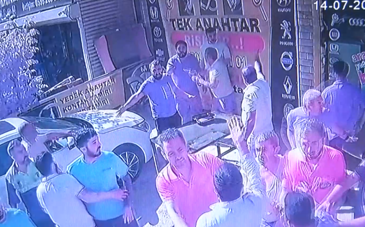 Kibarca uyarının karşılığı tekme tokat saldırı oldu: Seni burada barındırmayacağız!