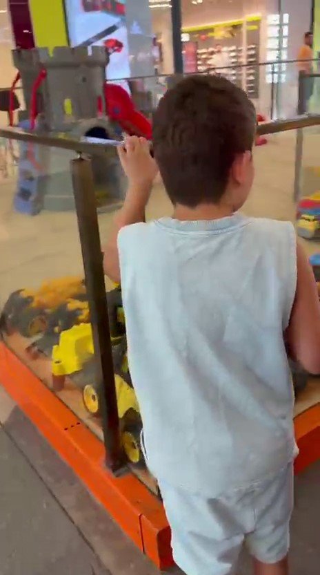 Oyun alanına alınmadı! Otizmli çocuğa AVMde utandıran ayrımcılık! Annesi o anları videoya kaydetti
