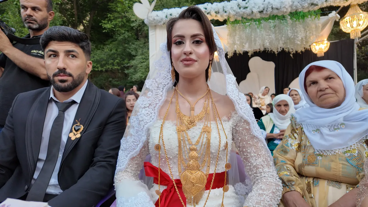 Paraları say say bitiremediler! Bu düğünde 35 koyun kesildi, 6 milyon lira takı takıldı