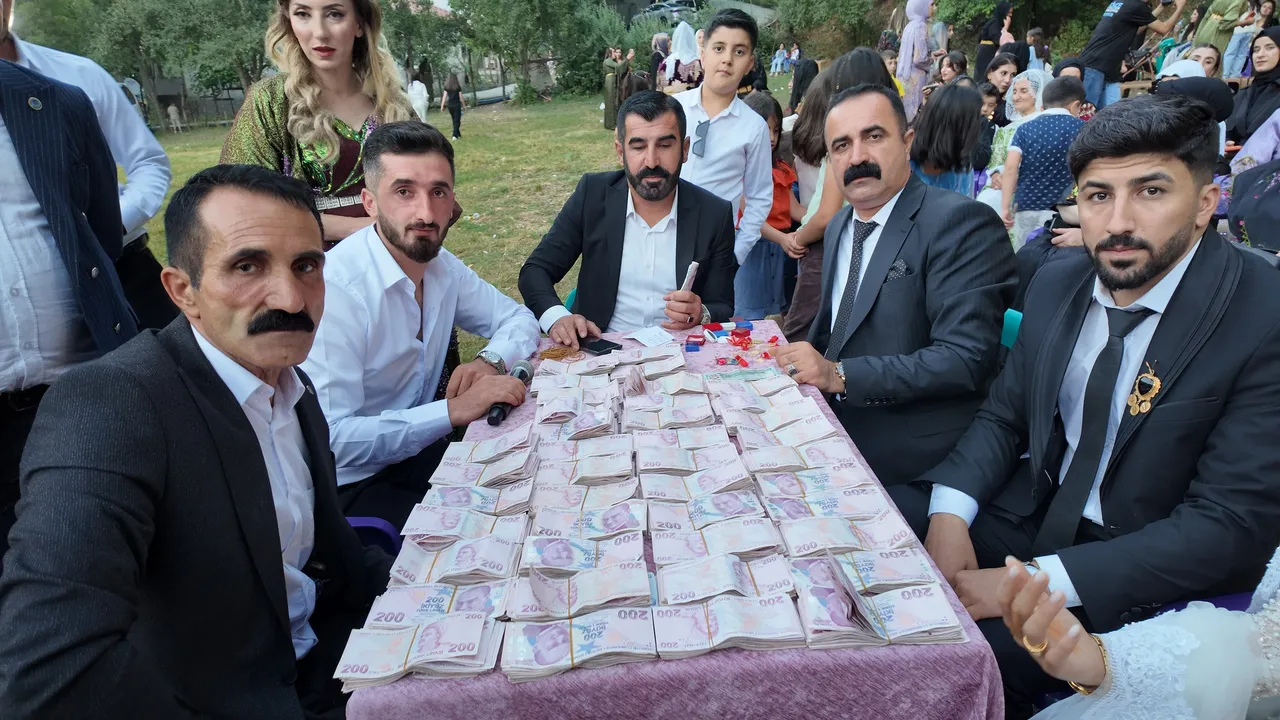 Paraları say say bitiremediler! Bu düğünde 35 koyun kesildi, 6 milyon lira takı takıldı