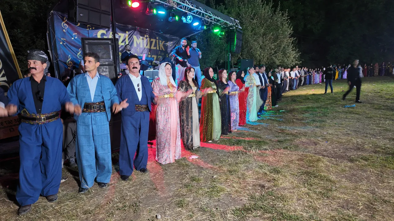 Paraları say say bitiremediler! Bu düğünde 35 koyun kesildi, 6 milyon lira takı takıldı