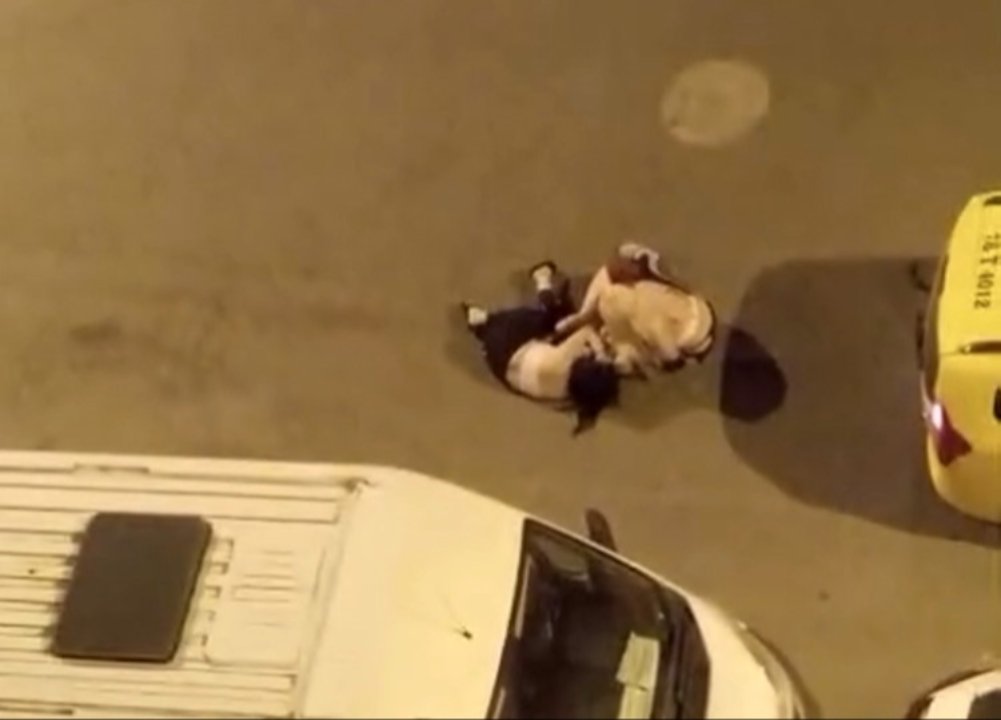 Taksiden inip birbirlerine girdiler! 3 kadının saç saça baş başa kavgası kamerada