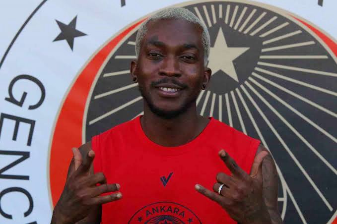 Henry Onyekuru, Galatasaray'da Süper Lig şampiyonluğu ve Türkiye Kupası kazandı.