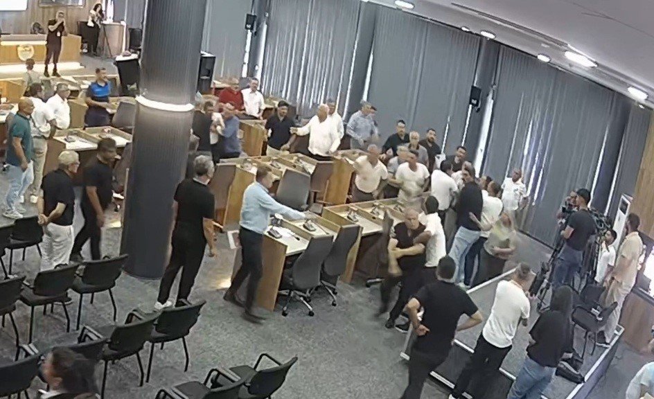 Belediye meclisinde utandıran anlar! CHP'li belediye başkanı AK Partili üyenin üzerine yürüdü