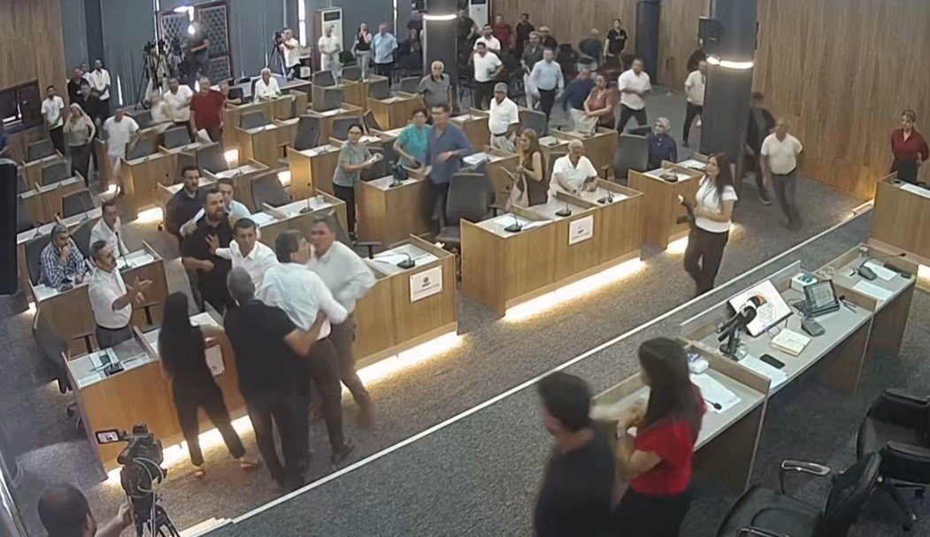 Belediye meclisinde utandıran anlar! CHP'li belediye başkanı AK Partili üyenin üzerine yürüdü