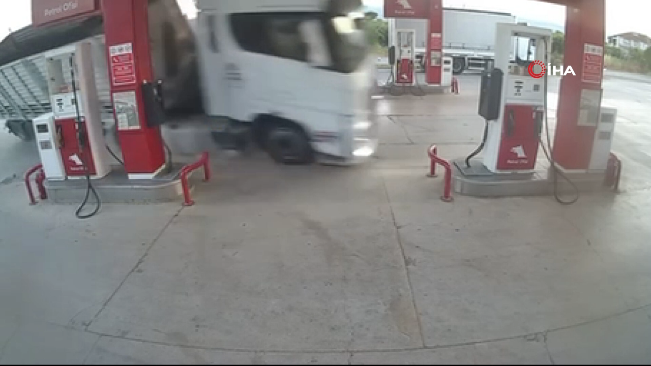Bursa'da akılalmaz kaza! TIR son sürat akaryakıt istasyonuna daldı: 1 ölü
