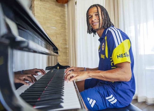 Nathan Ake, 2020'de yaklaşık 45 milyon euroya Manchester City'ye transfer olmuştu.
