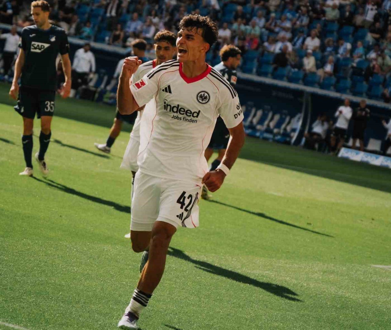 Can Uzun, Eintracht Frankfurt forması giyiyor.