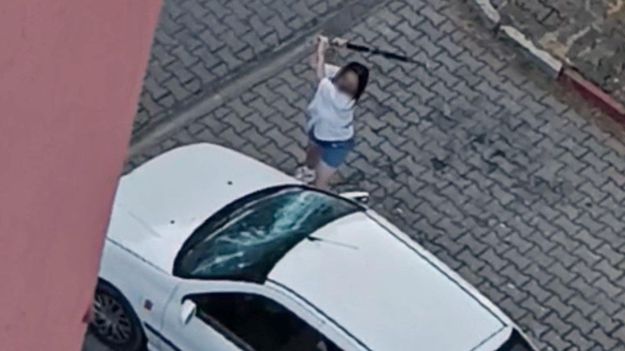 Hırsını alamadı! Park halindeki aracın camlarını demir çubukla kıran kadın kamerada