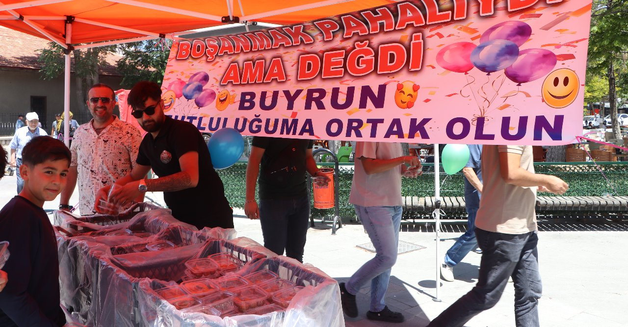 Karaman'da görenleri şaşırtan anlar! Boşanma sevincini lokma dağıtarak kutladı