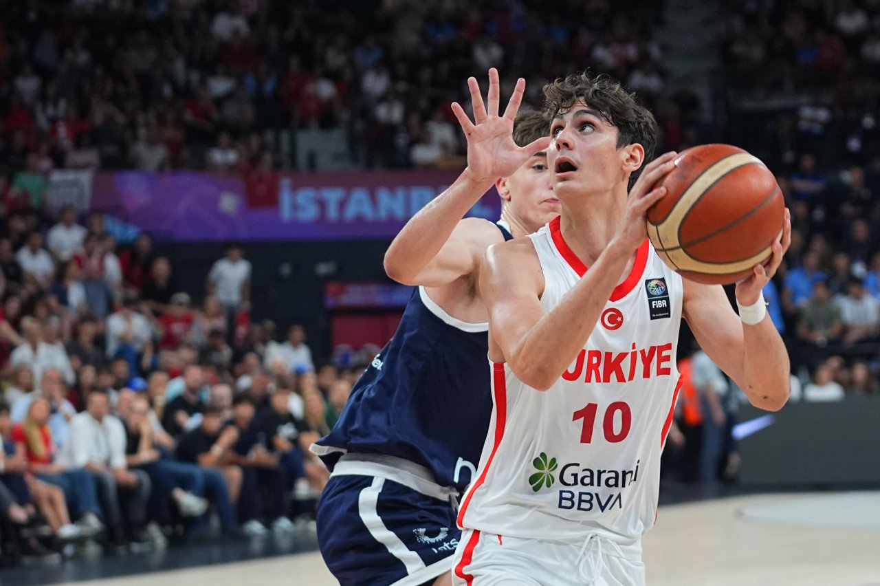 Ömer Kutluay, basketbola beş yaşında babası İbrahim Kutluay'ın spor okulunda başladı.