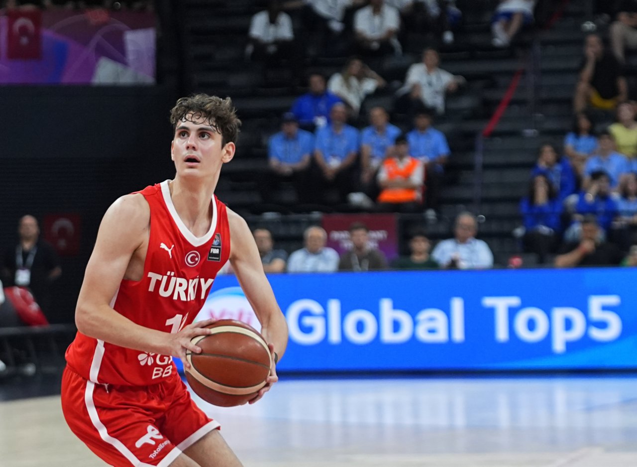 Henüz 13 yaşında Anadolu Efes altyapısına katılan Ömer Kutluay, 2023'te Real Madrid altyapısına transfer oldu.