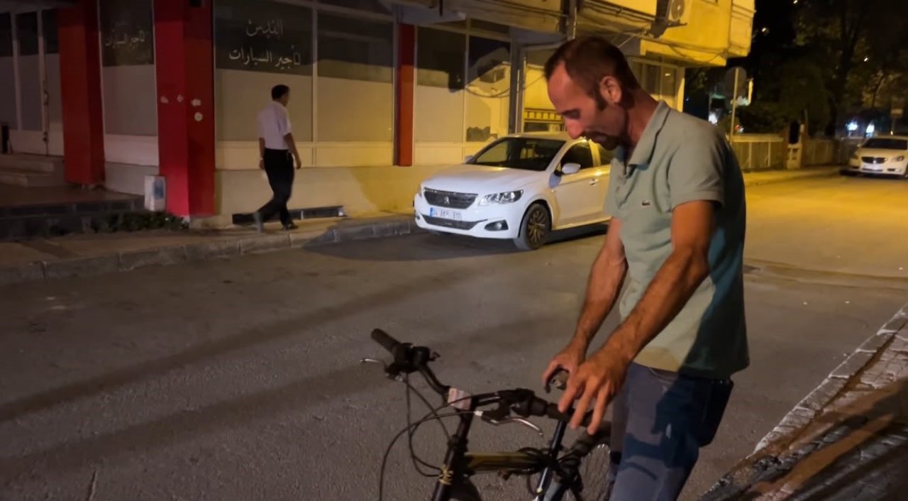 Polisleri görüp yanlarına gitti! 20 kat alkollü çıkan bisikletli şarkı söyledi