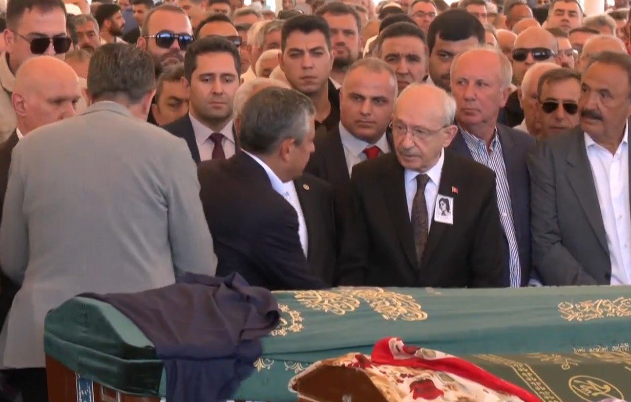 Siyasileri bir araya getiren cenaze! Özgür Özel, Kılıçdaroğlu'yla tokalaştı
