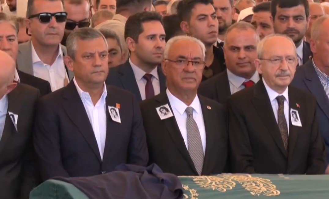 Siyasileri bir araya getiren cenaze! Özgür Özel, Kılıçdaroğlu'yla tokalaştı