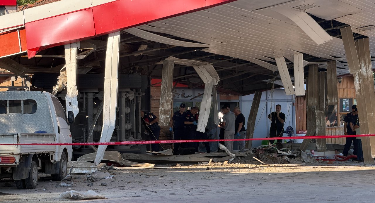 Tır benzinliğe daldı! Markette alışveriş yapan adam hayatını kaybetti