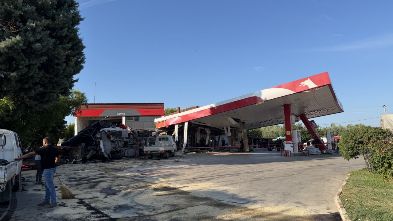 Tır benzinliğe daldı! Markette alışveriş yapan adam hayatını kaybetti