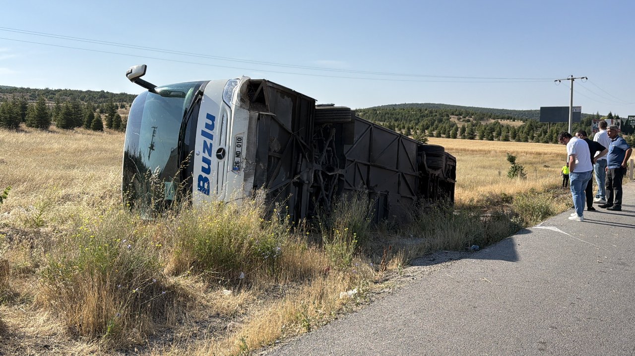 Yolcu otobüsü şarampole yuvarlandı! 24 kişi yaralandı