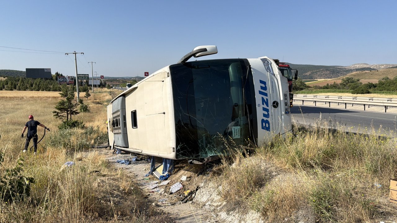 Yolcu otobüsü şarampole yuvarlandı! 24 kişi yaralandı