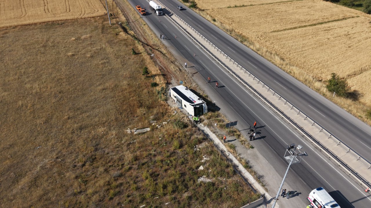Yolcu otobüsü şarampole yuvarlandı! 24 kişi yaralandı