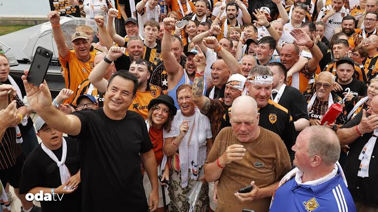 Hull City'nin sahibi Acun Ilıcalı ve taraftarlar