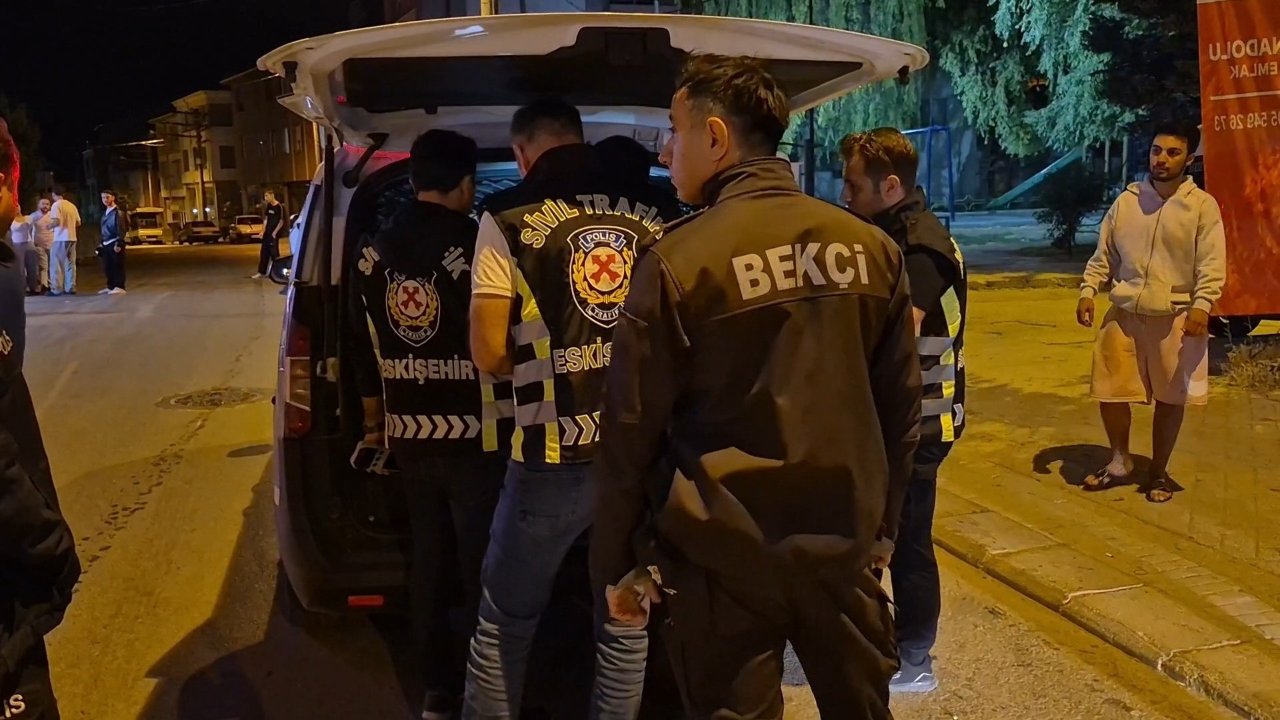 Alkollü sürücü ortalığı karıştırdı, biber gazıyla müdahale edildi: Yanıyorum!