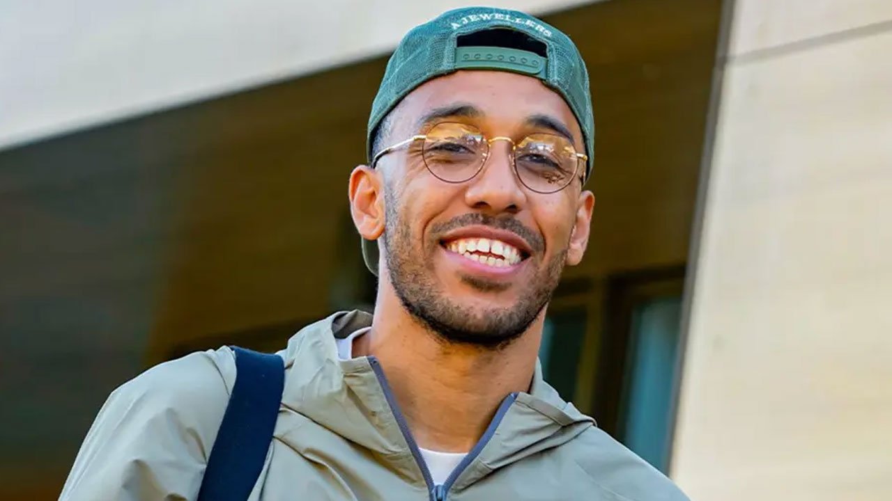 Aubameyang imzayı attı, formayı giydi: 2 yıllık sözleşme