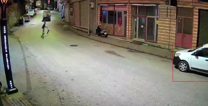 Bir anda etrafını sardılar! Küçük çocuk sokak köpeklerinin saldırısına uğradı