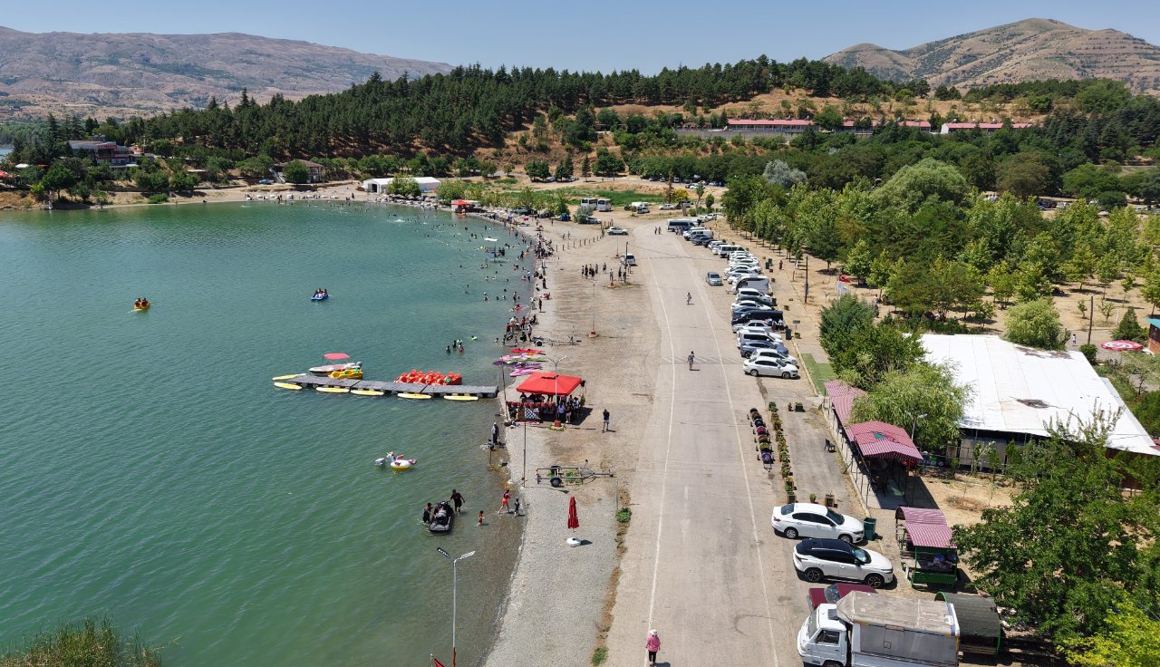 Burası ne Ege ne de Akdeniz! Havlusunu alan sahile koştu