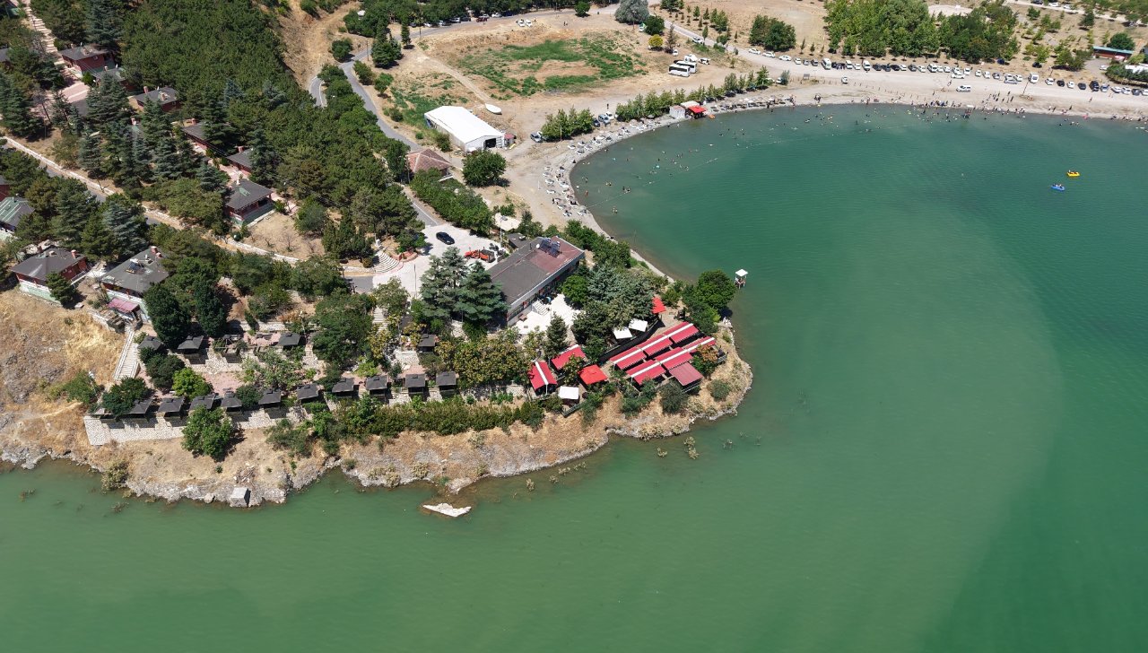 Burası ne Ege ne de Akdeniz! Havlusunu alan sahile koştu