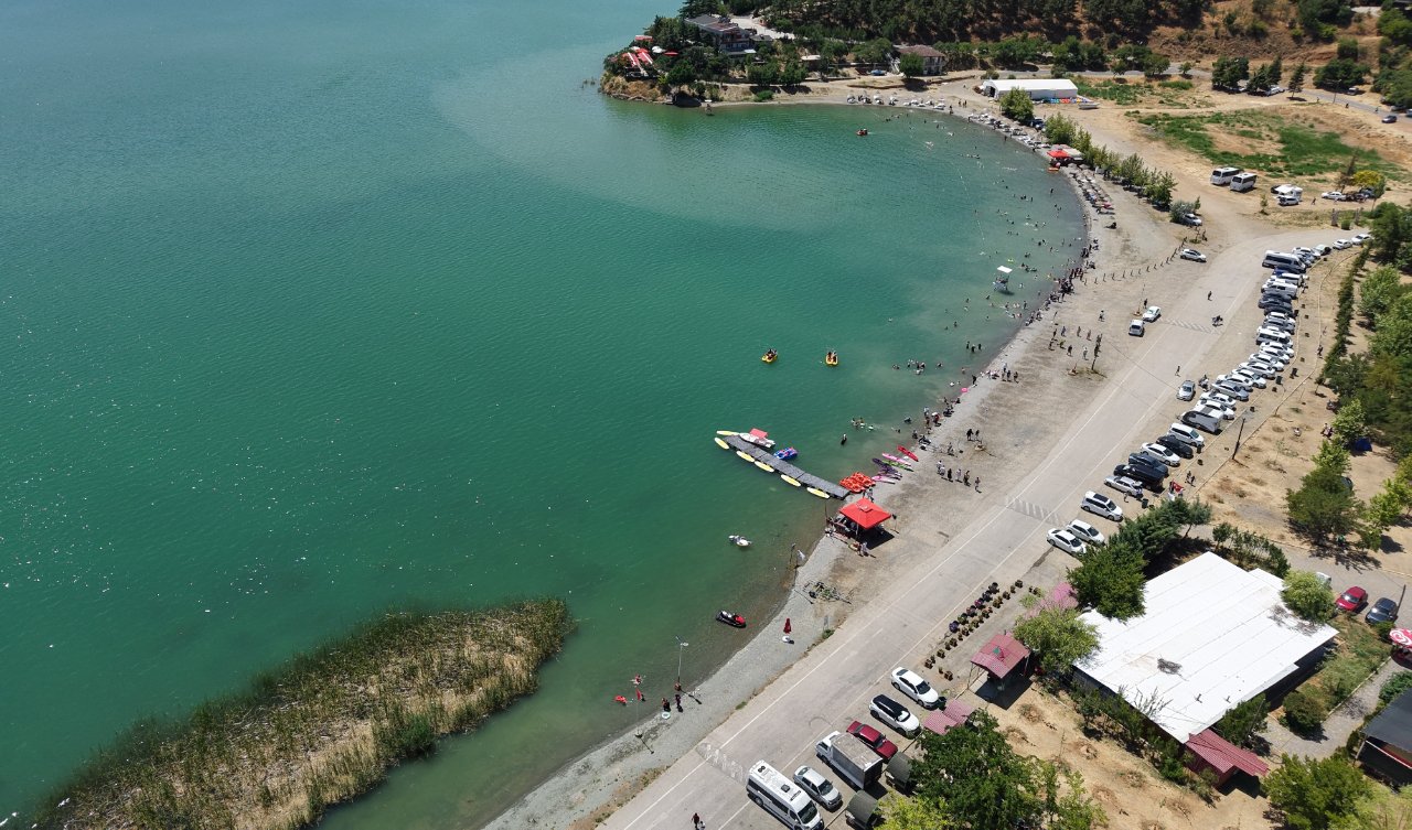 Burası ne Ege ne de Akdeniz! Havlusunu alan sahile koştu