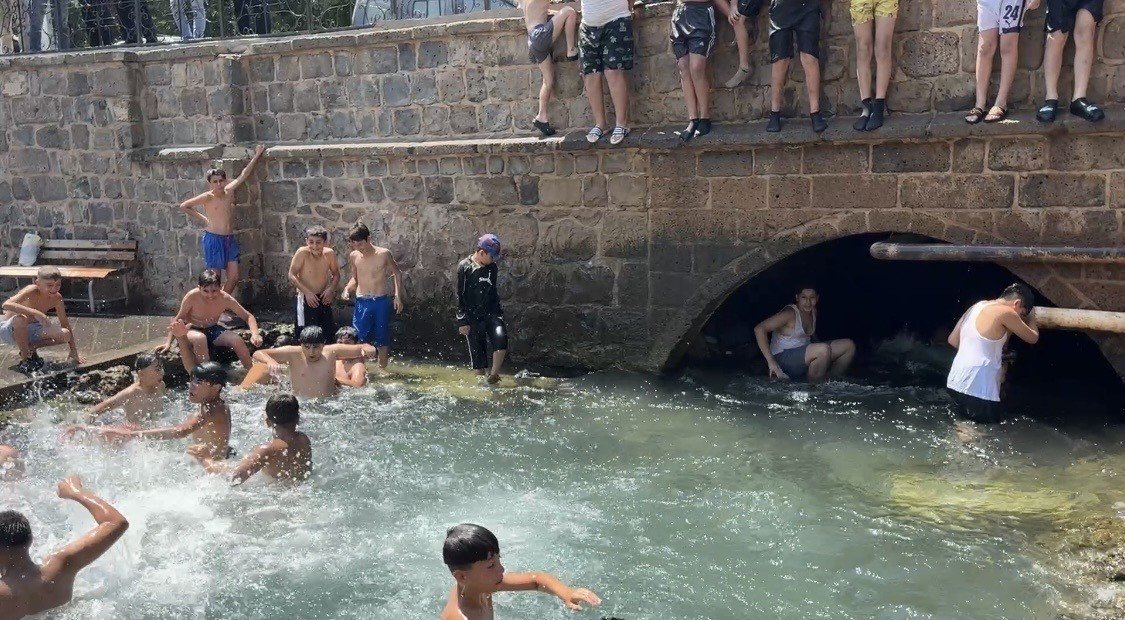 Sıcaklığın 40 dereceyi aştığı kentte süs havuzları bile doldu