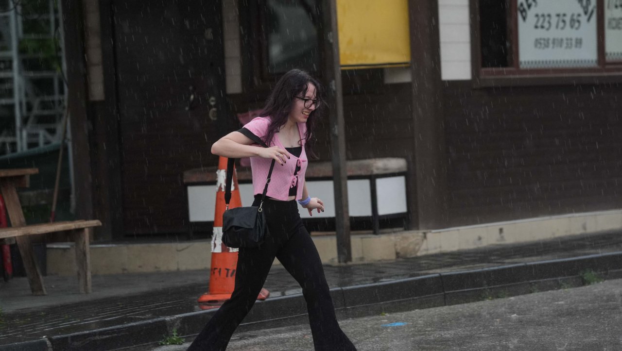 Sıcaklıklar 17 derece birden düşecek! Yaz ortasında sonbahar provası... Önce yakacak sonra yağacak