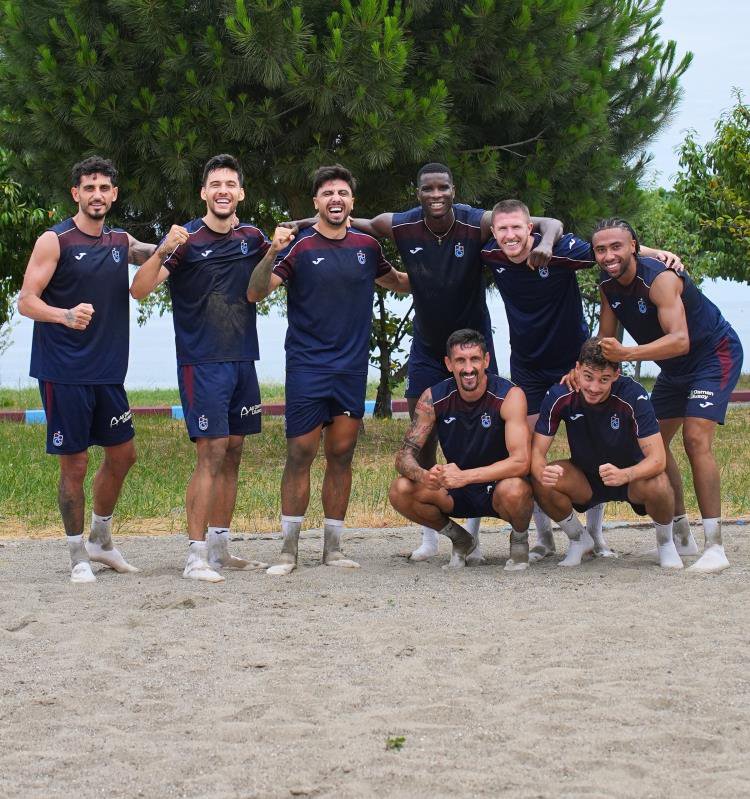 Trabzonsporlu futbolcular, antrenman sonrası kum sahada poz verdiler.