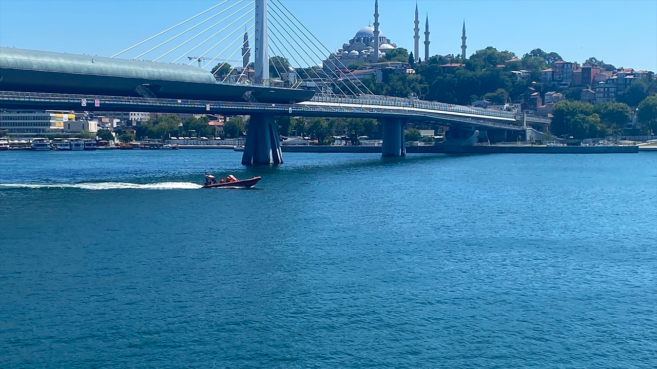 Boğaz’da korku dolu anlar! Tekne köprü ayağına çarptı, 1 görevli suda kayboldu 