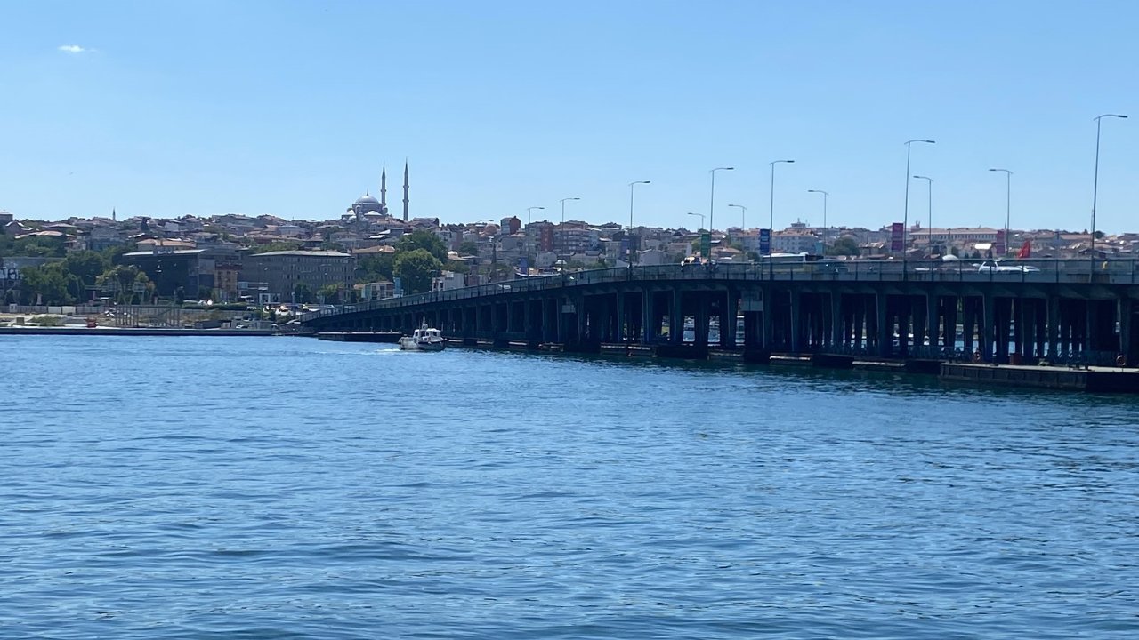 Boğaz’da korku dolu anlar! Tekne köprü ayağına çarptı, 1 görevli suda kayboldu