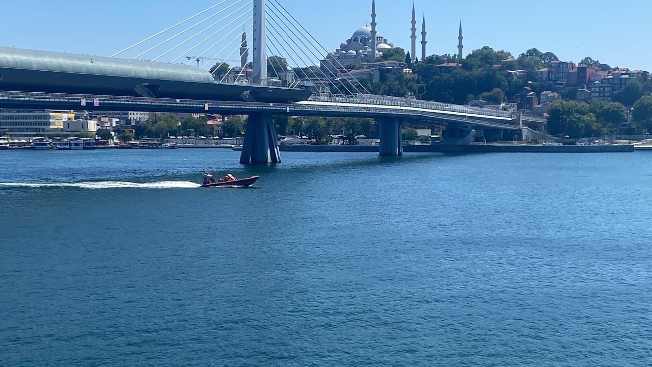 Boğaz’da korku dolu anlar! Tekne köprü ayağına çarptı, 1 görevli suda kayboldu