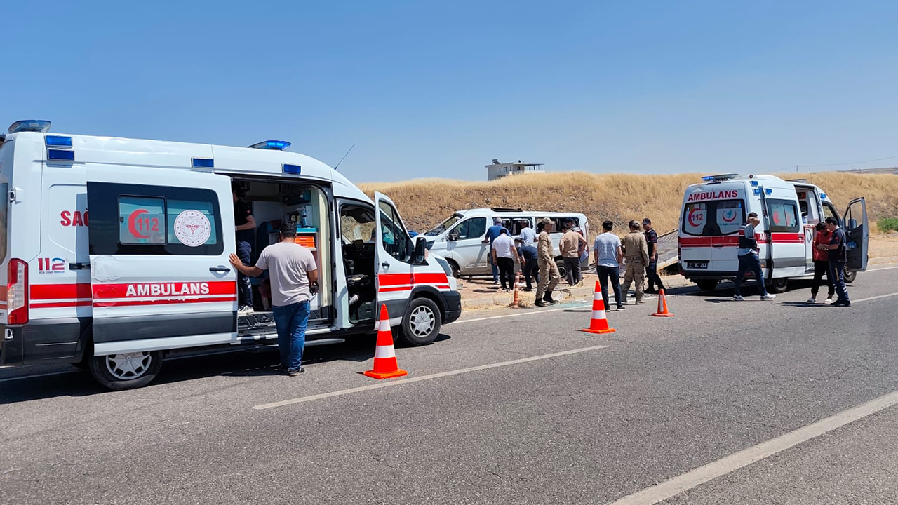 Diyarbakır'da öğrenci servisi ile otomobilin çarpıştı: 19 yaralı