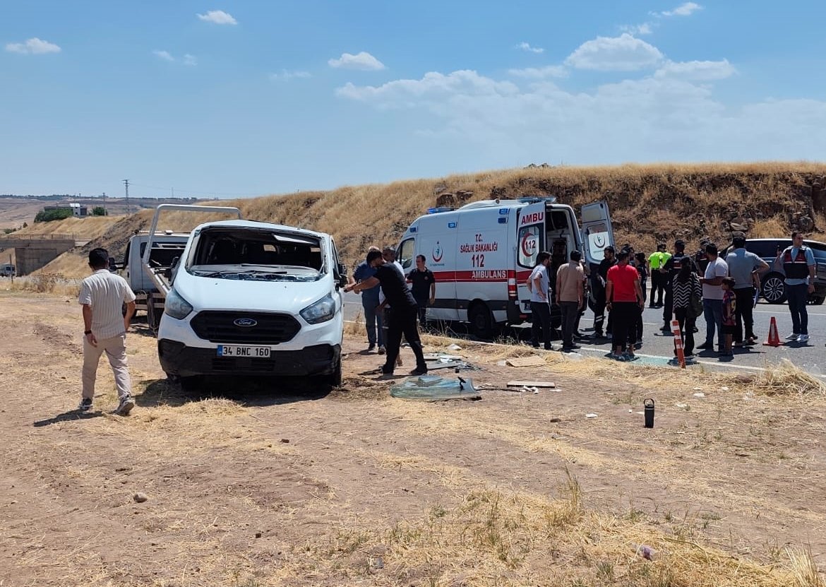 Diyarbakırda öğrenci servisi ile otomobilin çarpıştı: 19 yaralı