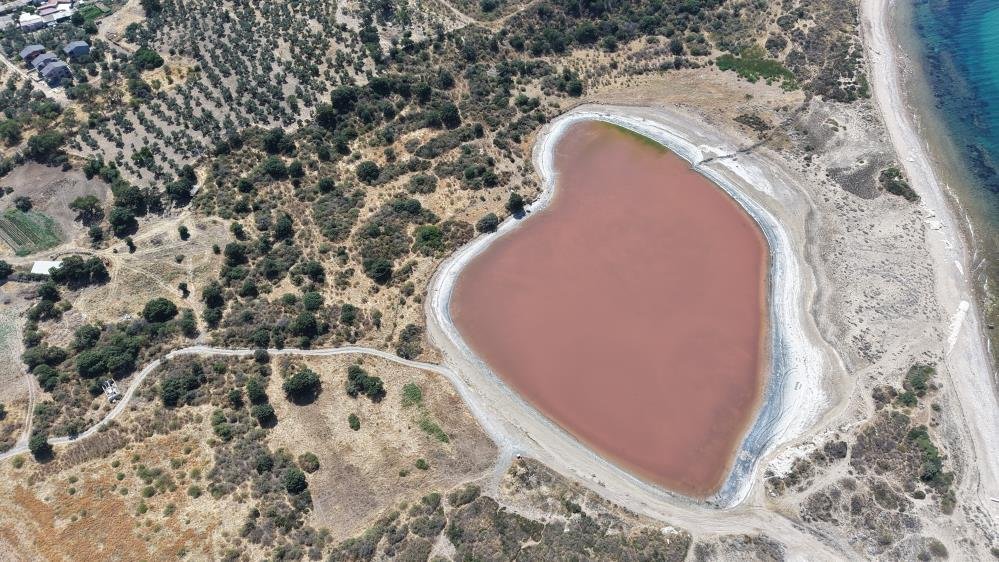 Dünyada sadece 8 tane örneği var! Çanakkale'de 2 bin yıllık antik liman, kalpli pembe göle dönüştü
