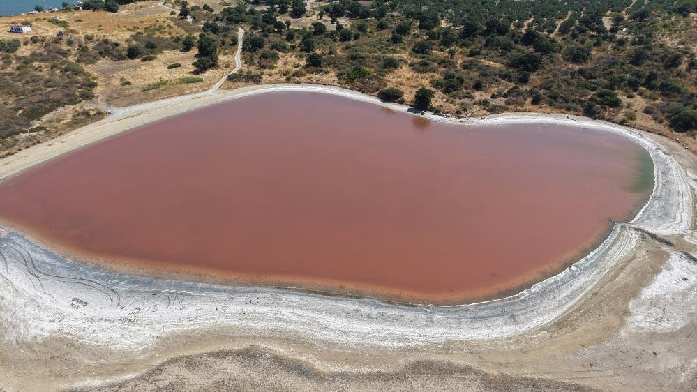 Dünyada sadece 8 tane örneği var! Çanakkale'de 2 bin yıllık antik liman, kalpli pembe göle dönüştü