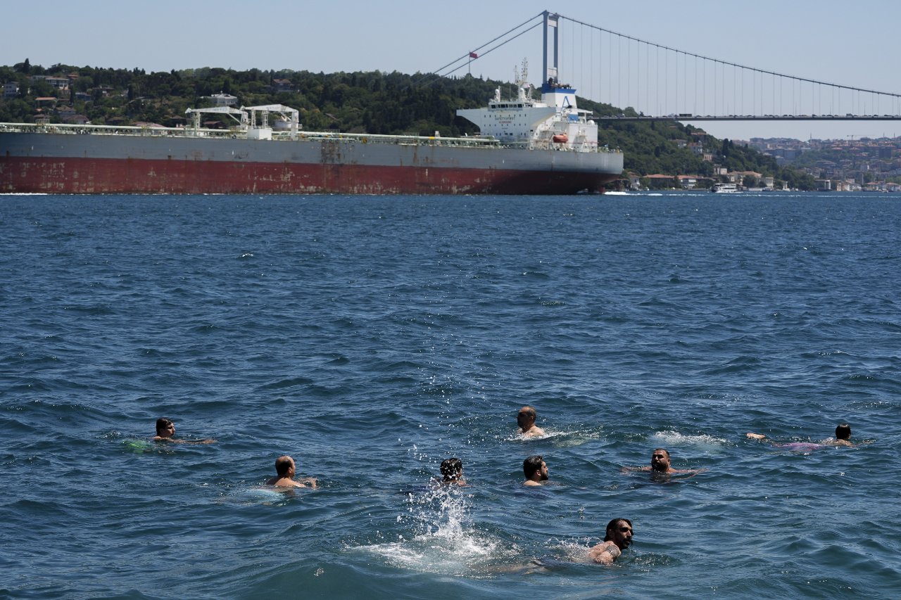 İstanbul’da termometreler 30 derece! Sıcaktan bunalan kendini sahile attı!